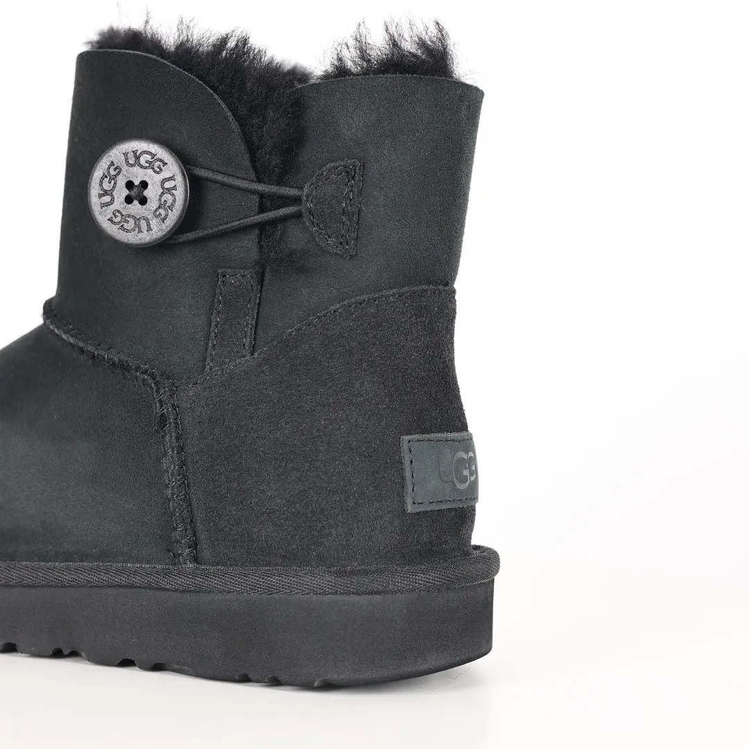Pick up locally 💰560 Core recommended good price It is a very suitable choice for home furnishings. In the new year, uug launched a series of styles, which are partial to the preferences of young consumers and have also moved to the forefront of fashion trends. Shoe body material: water-repellent coated suede upper, 17 mm UGGPURE™ implantable wool insole, lightweight non-slip and comfortable rubber outsole, with brand LOGO and trademark, with full packaging Size: 35 36 37 38 39 40